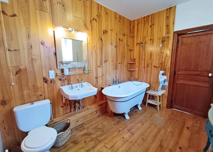 Le Pyreneen, T2, Wifi, Luchon Centre Апартаменты *